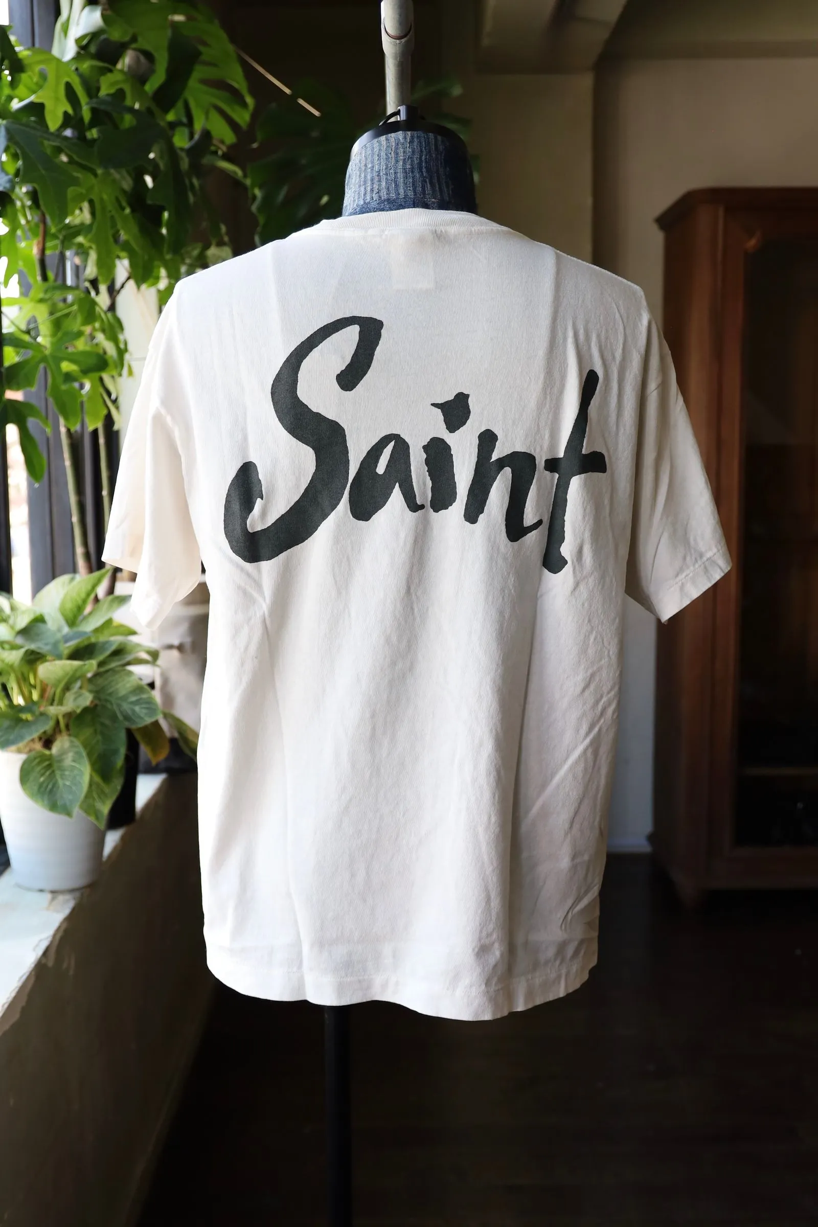 SAINT Mxxxxxx SS TEE/SUPER DIRTY/WHT oil painting SAINT SUPER DIRTY slogan TEE off-white S-XL Made of original OE yarn tube weaving without side seams to distinguish the split fabrics original consistent VINTAGE label/little angel anti-counterfeiting label top printing technology highly restored original details